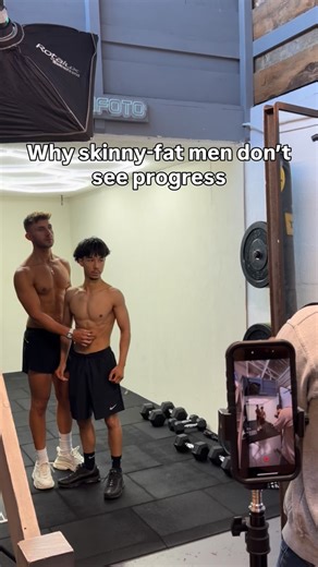 Michael Sawyer | Online Fat Loss & Body Confidence Coach on Instagram: "Most skinny-fat men aren’t lazy. They’re just stuck in no man’s land. Not eating enough to build muscle. Not structured enough to lose fat. Training hard… but with zero direction. Here’s how you actually change it ⬇️ 1️⃣ Stop training randomly More workouts doesn’t mean better results. You need a structured split, consistent lifts, and progressive overload. If your numbers aren’t going up, your physique won’t either. 2️⃣ Pic