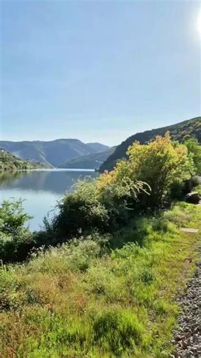 葡萄牙，杜罗河谷的慢火车之旅Douro Line。#葡萄牙 #杜罗河谷 #火车之旅 #湖景与远山