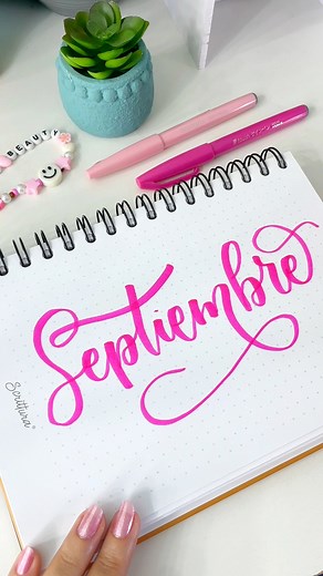 1.4M views · 39K reactions | Sígueme para más勺 #caligrafia #asmr #tutorial #brushpen #caligrafiamoderna #callygraphy #plumones #tombow #apuntesbonitos #papeleriabonita #titulosbonitos #escribirbonito #septiembre | gigicreativenotes | Facebook