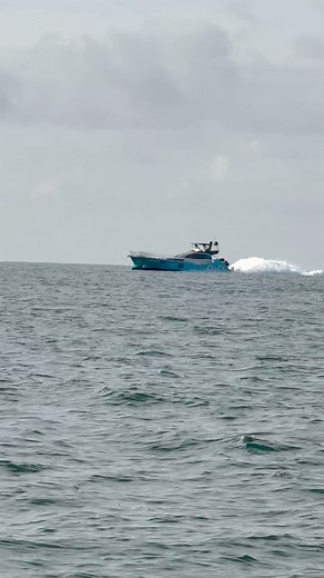 While out tuna fishing off the South Devon coast, we were treated to this absolute sight — the Safehaven Marine T2000 Voyager flying by at serious speed! 🌊💨 Built in Ireland by Safehaven Marine, the T2000 is a 21.4 m (70 ft) high-performance power catamaran, designed for speed, range and seakeeping. 📊 A few quick facts about the T2000: ⚙️ Twin MAN V12 engines — up to 2,000 hp each ⚡️ Top speed — 50 knots (≈ 58 mph / 93 km/h) 📏 Beam — 6.2 m (20’6”) 🛣 Range — up to 3,000 nm at cruising speed 