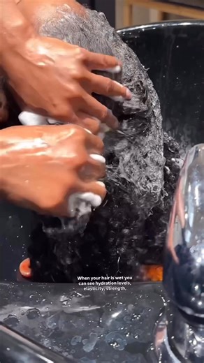 The Hair Test You MUST Do First ↴ Understanding how your hair behaves when it’s wet is the secret to choosing the right hair products, building a healthy hair routine, and keeping your moisture longer. In today’s video, I’m breaking down what your hair is telling you during the wet stage—slip, elasticity, hydration levels, frizz, roughness, and conditioner absorption—and how these signs help you pick the best products for YOUR hair. If you struggle with dryness, breakage, dullness, or unpredicta