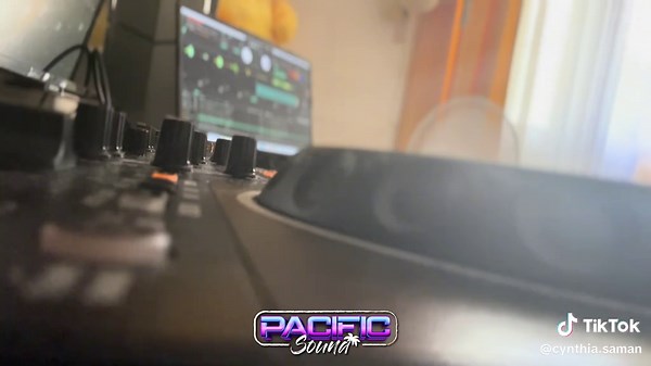 Engaging DJ Session Mix Transitions