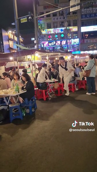 Street in Korea, where it turns into a club & bar . . . . . . . . . #korea #koreanclub #seoulclub #seoulclubbing #koreanlife #seoullife #seoullifestyle #koreanstreetbar #seoulstreet #seoullife #koreantrip #travelkorea🇰🇷 #seoultravelguide #seoulnightlife #seoulnight #koreannight #koreannightmarket #whattodoinkorea #whattodoinseoul .