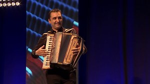 Manu BLANCHET interprète "Tango pour Colombine" Suivez 1,2,3 Musette sur Facebook en cliquant sur le lien suivant : https://www.facebook.com/123musette puis sur "suivre". Retrouvez tous les renseignements concernant les émissions TV, les CD, les séjours et croisières sur le site : www.123musette.fr | 1, 2, 3 Musette