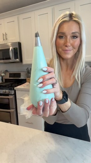 Whitney Berge on Instagram: "🧁 How I load my Pastry Bags with Piping Tips. 🧁 The reason I double bag, is awesome because you can switch out colors and use the same piping tip. #theblondewhobakes #cakes #cake #cakedecorating #food #foodie #tipsandtricks #piping #frosting #cakesofinstagram #cakedesign #instagood #instafood"