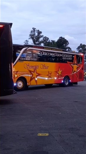 Bus Sempati Star Masuk Terminal Poris