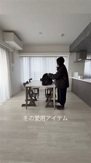 ミニマリストNozomi / 乳幼児がいてもスマートな暮らし on Instagram: "冷え性の人、必見。 毎年ワンピース1枚で寒くないですかってよく聞かれるのだけど、私は冷え性だからインナーアウターで機能性の高いものを選んで調整してる。 もう愛用4年目の裏起毛タイツは、 中が毛布生地になってるからつま先までしっかり暖かくて、雪国の実家でもこれ1枚で充分暖かい❄️ インナーは、靴下にものすごく信頼を置いているホカロンシリーズのを今年は買ってみた。 薄くて軽くて暖かいから、ワンピースの下はこれ1枚で問題なく過ごせる。 外に出る時は、冬の高品質アウターで有名なTAIONとコラボしたSOÉJU kのダウンを羽織って、 裏起毛で暖かいのに人差し指と親指はちゃんとスマホを触れるようになっている手袋を着けて 完全防備してる。 冬ってどうしても一つ一つのアイテムが大きくなりがち。 だからこそ、できるだけ軽くて薄いのに暖かくて、機能性も高く使いやすいものを厳選してるよ✨ 冬の小物選びの参考になったら嬉しいです☺️ ＿＿＿＿＿＿＿＿＿＿＿＿＿＿＿＿＿＿＿＿＿＿＿ 他の投稿はこちら▶︎ @nozomi