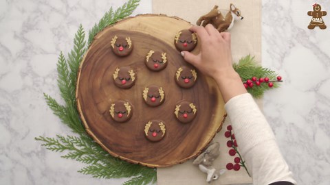 Rudolph would love these reindeer peanut butter cracker cookies