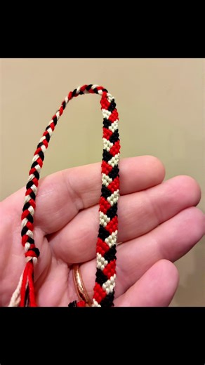 Bransoletka inspirowana serialem „Stranger Things” ❤️🖤🩶 #movie #strangerthings #bransoletka #mulina #friendshipbracelets