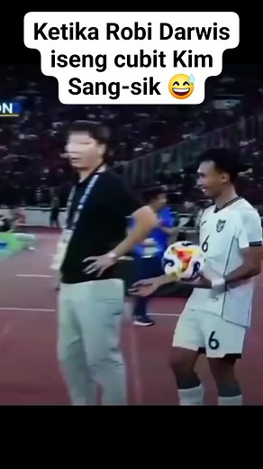 Moment lucu saat Robi Darwis cubit halus Kim Sang-sik 😅 #robidarwis #pialaaffu23 #kimsangsik #funnymoments #football #IndonesianPlayer | Lucita Irvana