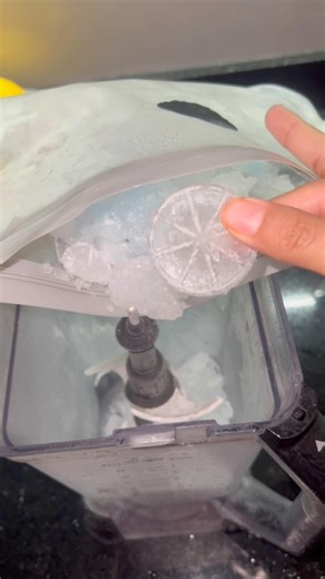 Tutorial on how to prepare mini ice balls with a measuring spoon ❄️ #ice #asmr #softice #frost