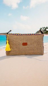 689K views · 6K reactions |  Preparati per l'estate con il mio fantastico tutorial per creare una pochette in tessuto di juta!  Ideale per portare con te tutti i tuoi must-have da spiaggia in modo trendy 朗 Segui passo dopo passo le mie istruzioni e aggiungi un tocco handmade al tuo look estivo!  #DIY #Estate #Creativita #diybag #pochette #faidate | KIKA Tutorial Creativi | Facebook