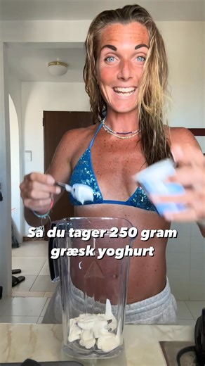 Blot græsk yoghurt, æg, havregryn og chiafrø så er du ikke langt fra dette lækre proteinrige brød er serveret hjemme hos dig 😍 For det er nemlig stort set de eneste ingredienser du skal bruge, og så er der nybagt brød spækket med rene gode sager, din krop vil elske dig for 😍 🔖 GEM allerede nu på bogmærket👆, for det her er du nød til at prøve 😋! Brødet her er lavet på: 250 gram græsk yoghurt 2 æg 3 dl havregryn 2 tsk chiafrø 1 tsk bagepulver Lidt salt Ca 0,5 dl vand Birkes eller andre frø/ke