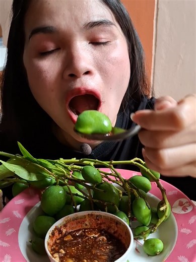 เทรนด์การกินส้มมะม่วงน้อยจิ้มแจ่วปลาร้า