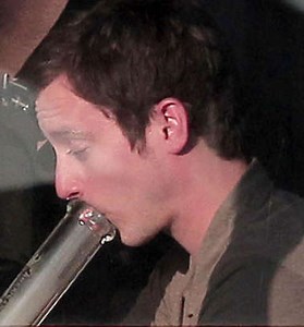 Elijah Wood fume un gros bong!  - Hollywoodpq.com