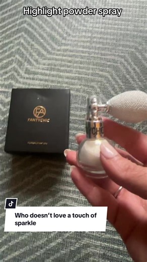 Highlight powder spray would make such a pretty gift, if you can part with it your self! @WENNY HOT #highlightpowder #highlighter #highlighterspray #bodyhighlight #glitterspraybottle
