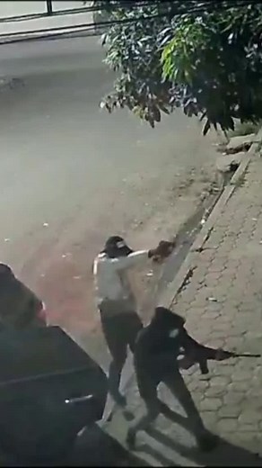RTS Ecuador / Canal de TV on Instagram: "#TERRIBLE  De esta forma, sujetos armados abrieron fuego contra varios ciudadanos en la Ciudadela Maldonado, en el cantón Durán. • Una cámara de seguridad captó el momento."