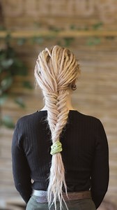 This braid looks challenging, but it’s made from simple, repeated movements - letting the texture of your dreads do most of the work. A beautiful way to gather long dreads and create a calm, elegant look that lasts throughout the day. Perfect for winter days, slow mornings or when you want your dreads to feel both held and free at the same time. #RAWROOTS #rawrootsorganic #rawrootsdreadcare #dreadupdo #locupdo | RAW ROOTs