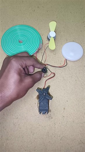 “This Tiny Motor Looks Normal… Until You Spin It ⚡”
