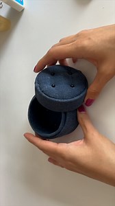 332K views · 2.9K reactions | Les comparto como podemos hacer un hermoso joyero utilizando casi el 100% de materiales reciclados, como jeans, el rollo de cartón de cinta y un bote de gatorade 殺 #diy #tutorial #reciclaje #reciclajecreativo #upcycling #minijoyero #joyero #mezclilla #carton #gatorade | Claudia Soledad Art | Facebook