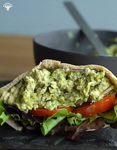 Did you overcook the chicken or have too many leftovers this week? Don't toss it out! Make my #failproof avocado chicken salad. What else would you add to make this better?! Boom. #strugglechicken Cocinaste demasiado la pechuga de pollo, o tienes muchas sobras de pollo esta semana? No lo tires! Prepara mi ensalada sencilla de pollo y aguacate. Qué añadirías para mejorar la ensalada?! Bum. | Fit Men Cook