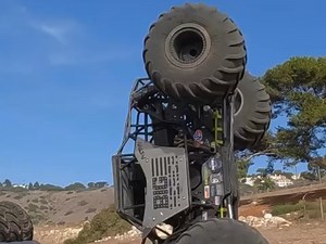 表演个后空翻，赛车中的怪兽级选手，Losi LMT特技大脚车RC遥控模型#RC模型 #RC遥控车 #RC大脚车 #美式大脚车 #大脚车