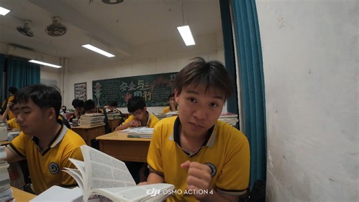 The famous singer Fat Cat sings. 著名歌手肥猫演唱