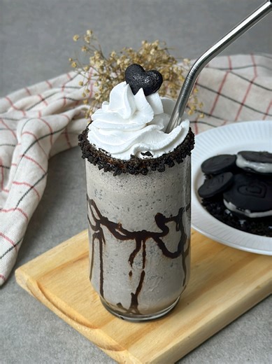 MILK SHAKE DE OREO 🖤😍 Ingredientes: Oreo saludable Yogurt griego congelado Proteína de vainilla Chantilly sin azúcar Sirope de chocolate sin azúcar PDT: Recuerda que el secreto siempre está en las cantidades y en la regularidad. Este es solo un antojo eventual, ideal para calmar esas ganas de algo dulce y rico, sin dejar de sumar proteína. 🫶🏼 #milkshake #oreo #proteina #sinazucar #recetassaludables