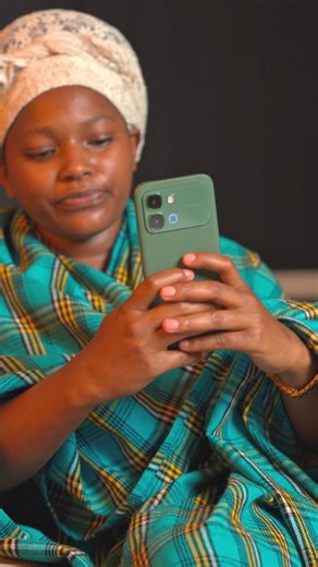 Do not try this at home😂| She loves the NOTE Edge though NOTE Edge is now available at Ksh. 32,999. You can purchase it via link in bio #Infinix #NOTEEdge #InfinixNOTEEdge #WhereEleganceMeetsPower #10DimensionsOfExcellence #NOTEEdgeMyWiseChoice | Infinix Mobile