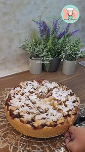Zwetschgendatschi / Zwetschgenkuchen mit Streusel und Puddingcreme Schneller Pflaumenkuchen Rezept Zutaten Für den Mürbeteig: 250 g Mehl 1/2 Päck. Backpulver 100 g Zucker 130 g Butter oder Sanella (zimmerwarm) 1 Ei Pudding-/Schmandmasse 400 ml Milch 1 Päck. Vanillepuddingpulver 2-3 EL Zucker 200 g Schmand oder Creme Fraiche Belag 800 - 900 g Zwetschgen 2 EL Zucker 1 P. Vanillezucker Ca. 50g gehobelte Mandeln Zum Bestreuen etwas Puderzucker Für den Mürbeteig alle Zutaten miteinander kurz vernisch