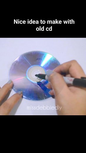 Nice idea to make with old cd #diy #diyprojects #How #recycling #recycle #howto #crafts #recycled | 𝓜𝓲𝓼𝓼𝓭𝓮𝓫𝓫𝓲𝓮𝓓𝓲𝔂