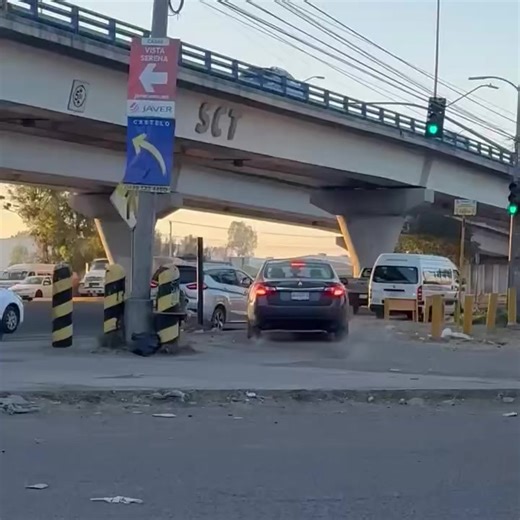 🔴Traía tanta prisa que se subió a la banqueta del semáforo de FLEX en la 45 Norte | Código Rojo