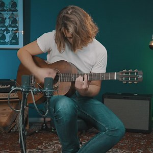Compact dimensions, easy handling, quality tone woods, premium features: this Parlor guitar packs an incredible punch in terms of sound and playing feel. If you’re looking for a highly portable guitar that will knock your socks off with its warm, detailed sound, the CLP-15ME is for you. Yes, its 628 mm scale length puts it in the compact category, but it’s got all the projection and presence of a full-size guitar. We’ve used mahogany for the top, back and sides, a tone wood prized not only for i