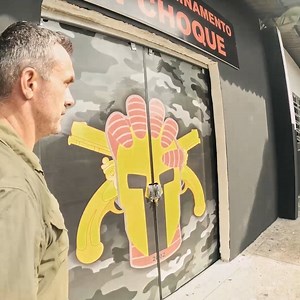 🇫🇷 - Pour être pris au sérieux par les forces spéciales brésiliennes, je n’avais pas le choix, je devais lancer cette grenade. C’était un moment intense ! 🇺🇸 /🇬🇧 - Throwing a grenade to prove myself to the Brazilian special forces? Yeah, that happened. What a wild moment. #grenade #militaire #army #armée #training #amazone #brazil #bresil #amazonie #Danger #CyrilChauquet #derniersgeants #pechexxl #LastOfTheGiants | Cyril Chauquet