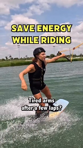 Wakeboarding Hack- Save Energy while Riding 🔋 Tired arms after a few laps? I got You! Here are 3 handle positions to save energy while riding! Number one: put the handle in the inside of your elbow. That’s my go-to when I’m cruising between tricks. It keeps the tension, but your arms can fully relax. Number two: place the handle on the side of your rear hip — kind of like a drag lift in a ski resort. It’s super chill, but you need some balance. And number three — I’ve seen people do it, but I d