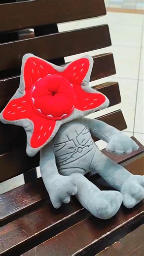 She can play with demogorgon 🙀 #pranks #ruiva #catwoman #funny #cosplay #strangerthings #demogorgon