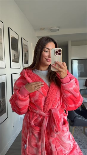 The Sherpa Dressing Gown takes everything you love about The Oodie and wraps it into your new everyday essential. Buttery-soft ToastyTek™ fleece on the outside. Ultra-warm sherpa fleece on the inside. Two dreamy layers that feel like a hug from your favourite blanket. From your first morning coffee to your nightly wind-down, it’s pure Oodie-level comfort — made to move with you through every cosy moment. ✨ Why you’ll love it: 🧥 Fully lined with double-layer fleece for ultimate warmth 🎀 Button-