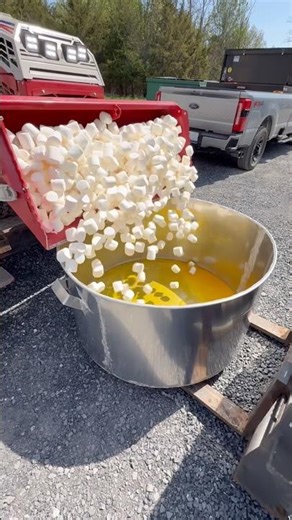 Making A Massive Pan Of Marshmallow Treats On The Jobsite #sponsored ‪@5hourenergyshot‬