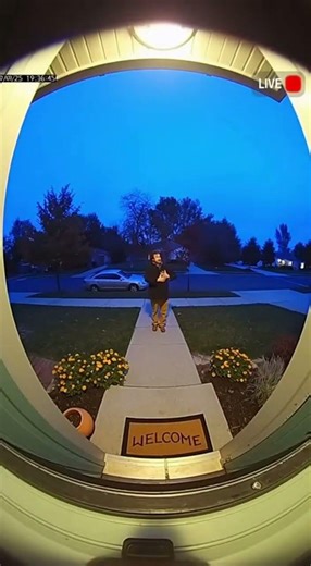 Unknown singer rings doorbell and has a performance! Super funny! #funny #prank #weird