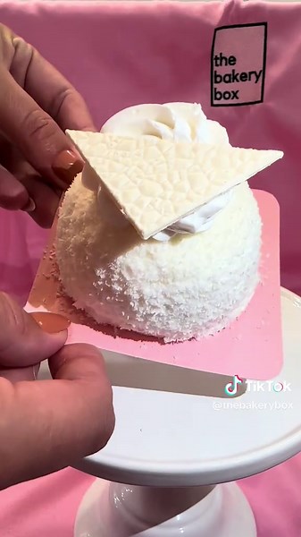 🍰✨ Our 24/7 bakery ATM is serving up something new! This time, we’re cracking open the White Chocolate Bomb — layers of pure indulgence wrapped in creamy sweetness. 🤍✨ ⭐ Fluffy vanilla sponge cake ⭐ Silky white chocolate mousse ⭐ A sprinkle of coconut flakes ⭐ Smooth white buttercream ⭐ Crisp tempered white chocolate pieces Rich, elegant, and oh-so-satisfying — it’s a chocolate lover’s dream in every bite! Grab yours anytime from our 24/7 bakery machine. 🤍 #WhiteChocolateBomb #247Bakery #Swee