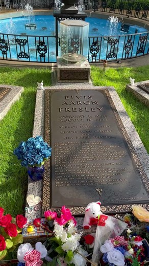 Elvis Presley & Family Grave at Graceland #elvis #elvispresley #graceland #elvisgraceland #grave
