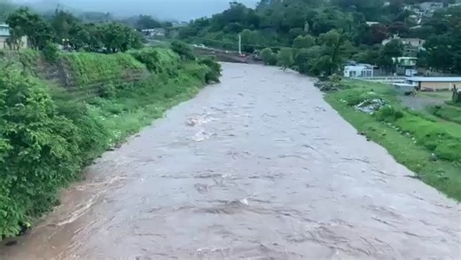 A la altura del barrio El Chile, en Tegucigalpa, El caudal del río Choluteca se desbordó en varios puntos debido a las intensas lluvias que azotaron la capital en las últimas horas. Fuete: @HCHTelevDigital | Choluteca.net