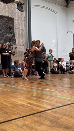 Axis isn’t just balance, it’s how your body stacks itself. Things to observe: 👉 Is your head aligned over your spine? 👉 Are your ribs resting over your pelvis, or pulling forward/back? 👉 Do you feel equally supported front and back? When axis is clear: ✅ Turns feel lighter ✅ The embrace feels more stable ✅ Small movements feel intentional Axis work doesn’t look dramatic, but it changes everything that comes after. 📍 𝐖𝐚𝐧𝐭 𝐭𝐨 𝐥𝐞𝐚𝐫𝐧 𝐦𝐨𝐫𝐞 𝐚𝐛𝐨𝐮𝐭 𝐭𝐚𝐧𝐠𝐨? Visit our YouTube c