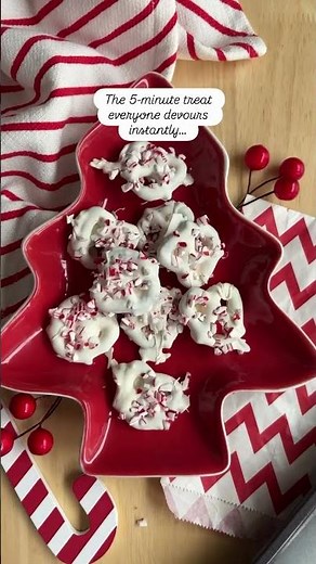 White Chocolate Peppermint Pretzels ✨ Save this quick festive snack — it’s perfect for gifting!