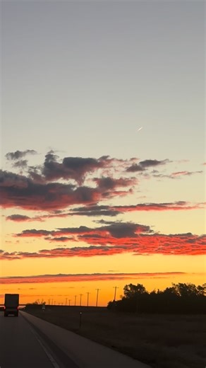 Midwest highway views from the last several days… Sunrises & sunsets, old barns & farms, wind farms, an Amish buggy, corn fields, harvesters harvesting, the mighty Mississippi & the Missouri, lots of train tracks, cool bridges & the Gateway Arch! We’re having a great time out here living life, exploring and visiting park sites, 5 so far, plus a bonus, a breakfast stop in Mark Twain’s hometown. #granholmsgrandadventure #enjoythejourney #truckcamping #highwaytune #roadtrippin #traveling #travelree
