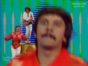 70's... "Charlie Brown" : reprise d'une chanson brésilienne initialement interprétée par Benito di Paula... À mi-chemin entre la samba et le disco, cette version deviendra le plus grand succès du trio belge Two Man Sound. Une pensée particulière pour Lou Deprijck, membre fondateur... Tantôt interprète, tantôt compositeur ou producteur, il nous quitte à l'âge de 77 ans. #LouDeprijck #TwoManSound | Nostalgies 60'-70'-80'
