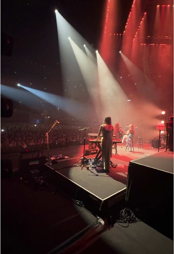 Niki's Stunning Performance at Manila Concert Night 2