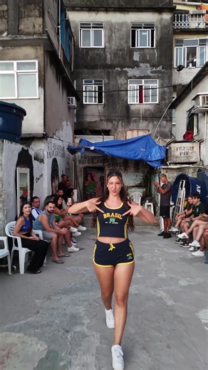 Explorando Rocinha com Alya Ferrari