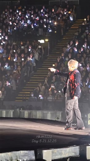 HK.KT1111 on Instagram: "姜濤 Day 5（21.12.2025）跳電時間 就是在Dummy 最後那幾句 記錄一下自己當時…「咩事？咩事？」 我們在冇咪的那邊，及後大部份時間聽不清楚姜說什麼 原本有點不安，但很快變成歡樂的8分鐘 後來看fan cam ，姜濤化危為機，風趣，好fun Beatbox都出埋 😄 我們姜糖也全力保持氣氛愉快🤣 這就是真正的Crisis Management #姜濤 #keungto #keungtolavalive2025"