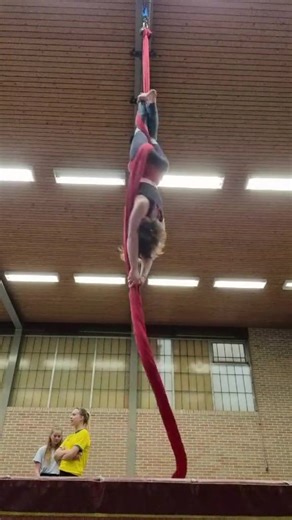 okey so this is the first time in my own silks, with my own swivel. I experimented a lot with spinning this training:) #aerial #aerialsilk #aerialsilks #aerialist #aerialgirl #circus #circusgirl #fy #foryou #trick #drop #training #sliks #voorjou #dutch #aerialaddict #aerialaddicted